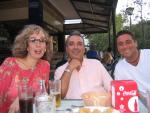 Ana, Mocotón y yo en Sevilla tomando una cervesita