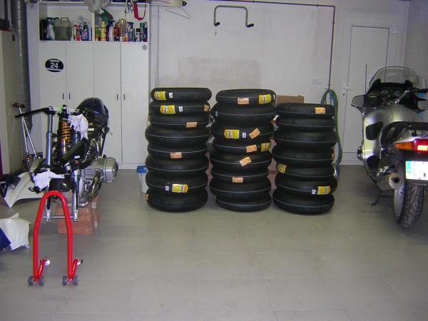 Ya tenemos los neumaticos!!! 12 juegos (1 pelut + 2 de "clasificación"  Pirelli SC1 y 9 de entrenos y carrera Pirelli