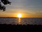 Puesta de sol en un pueblecito encantador (Vadstena) al lado de un lago enorme muy cerca de Motala (Suecia). Final del tercer di