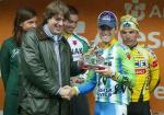 Vuelta España 2003, entregando trofeo final etapa Alejandro Valverde (Kelme)