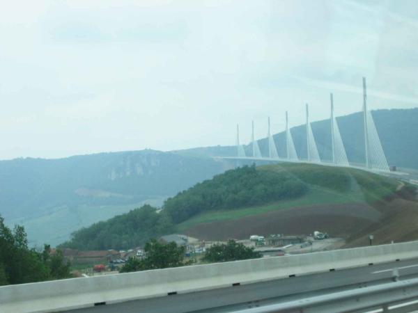 Millau'06 (FRA) pasando por el viaducto de Millau, impresionante