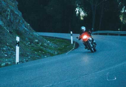 Una de las divertidas curvas de las carreteras de la sierra de Huelva (ésta cerca de Río Tinto). Enero 2003