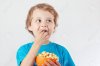 27986414-niño-de-comer-palomitas-de-maíz-en-un-blanco.jpeg