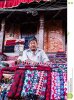 un-vendedor-que-muestra-yacs-tibetanos-las-mantas-o-las-bufandas-de-las-lanas-los-clientes-en-...jpg