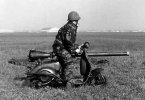 curiosa-historia-vespa-canon-lanzaba-paracaidas-anos-50-2185595.jpg