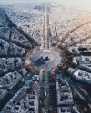 Panorama vertical del Arco de Triunfo de París, donde se unen 12 avenidas. Henry Do-AGORA images.jpg