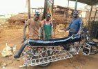 Ils-transforment-une-moto-de-2-places-en-une-de-7-places-photos.jpg