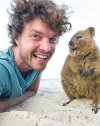Allan Dixon es el principal experto en selfies con animales del mundo.jpg