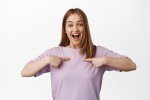 soy-yo-joven-feliz-emocionada-apuntandose-si-misma-sonrisa-emocionada-sorprendida-elige-su-ges...jpg