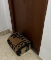 Versión “mensajero”del truco de poner la toalla encima del bolso para que no te lo roben en la...jpg