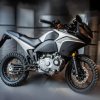 Firefly Crea una versión de una motocicleta trail BMW R 1300 GS con un depósito más grande y c...jpg