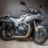Firefly Crea una versión de una motocicleta trail BMW R 1300 GS con un depósito más grande y c...jpg