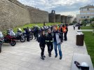 Paloma y los asturianos junto a la muralla antes de la ruta del sábado.jpg