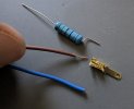 Cables del intermitente led junto al conector y la resistencia de 150 ohm 2W.