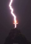 Fernando Braga captó el momento en que un rayo cayó sobre el Cristo Redentor en Río de Janeiro...jpg