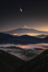 Meteorito sobre el monte Fuji por H. Manabe..jpg