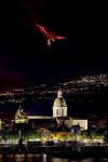 La erupción del Etna crea la ilusión de un Ave Fénix en el cielo..jpg