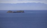 vista-serena-de-una-pequena-isla-en-medio-del-extenso-mar-azul.jpeg
