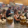 camarera-octoberfest-fuerza-viral_104.webp
