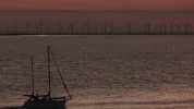 turbinas-eolicas-sobre-el-mar-1536x864.webp
