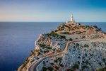 pueblo-mallorca-donde-puedes-encontrar-faro-casi-168-anos-historia-210-metros-altura-sobre-niv...jpg