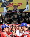 Mugello 2011 - Pecco Bagnaia aplaudiendo a Marc Márquez después de su victoria en Moto2 14 año...jpg
