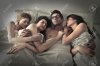 43852657-Hombre-que-duerme-con-tres-mujeres-Foto-de-archivo.jpg