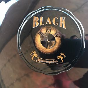 Black Motorcycles Bobber detalle tapón depósito