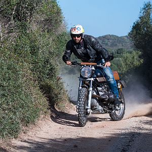 Black Motorcycles Scrambler acción