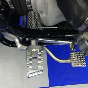 Black Motorcycles Scrambler detalle pedal de freno