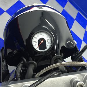 Black Motorcycles Scrambler detalle cuentakilómetros integrado