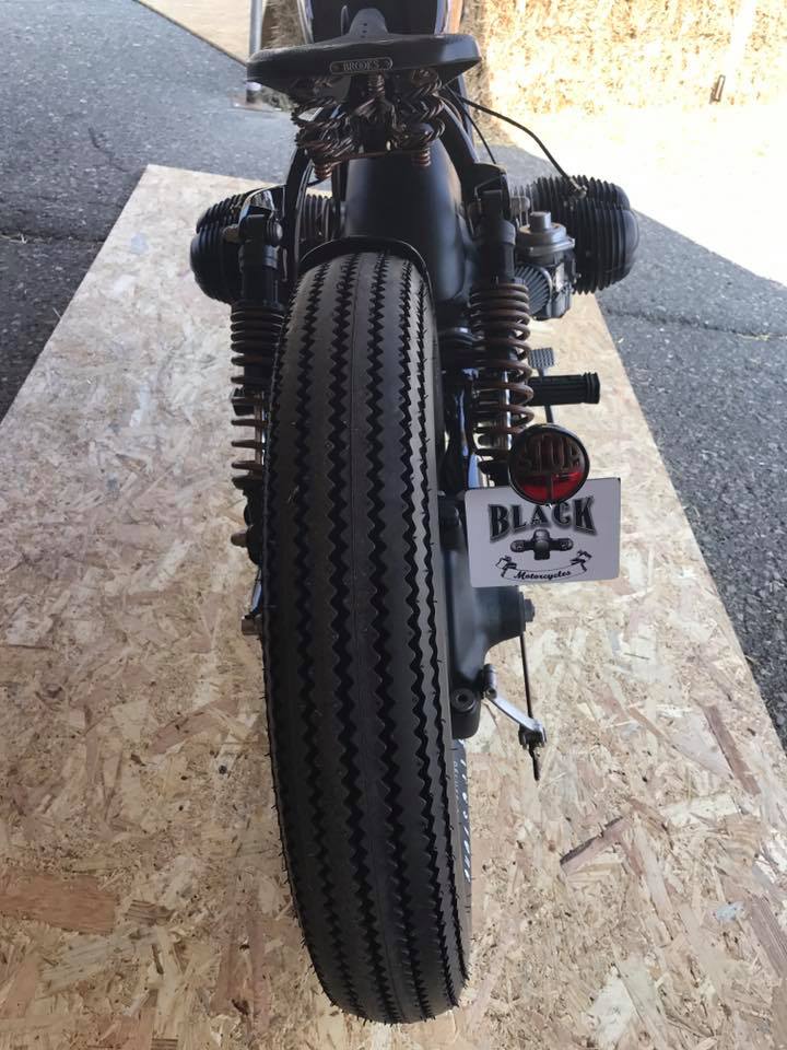 Black Motorcycles Bobber detalle rueda trasera