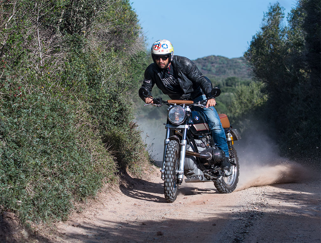 Black Motorcycles Scrambler acción