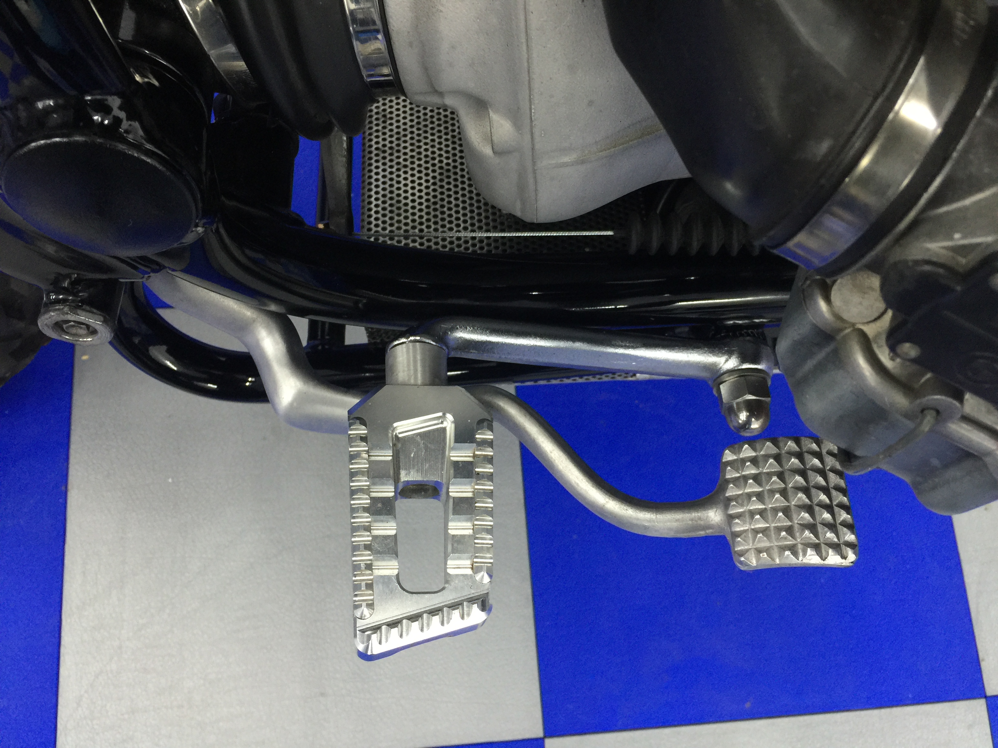 Black Motorcycles Scrambler detalle pedal de freno
