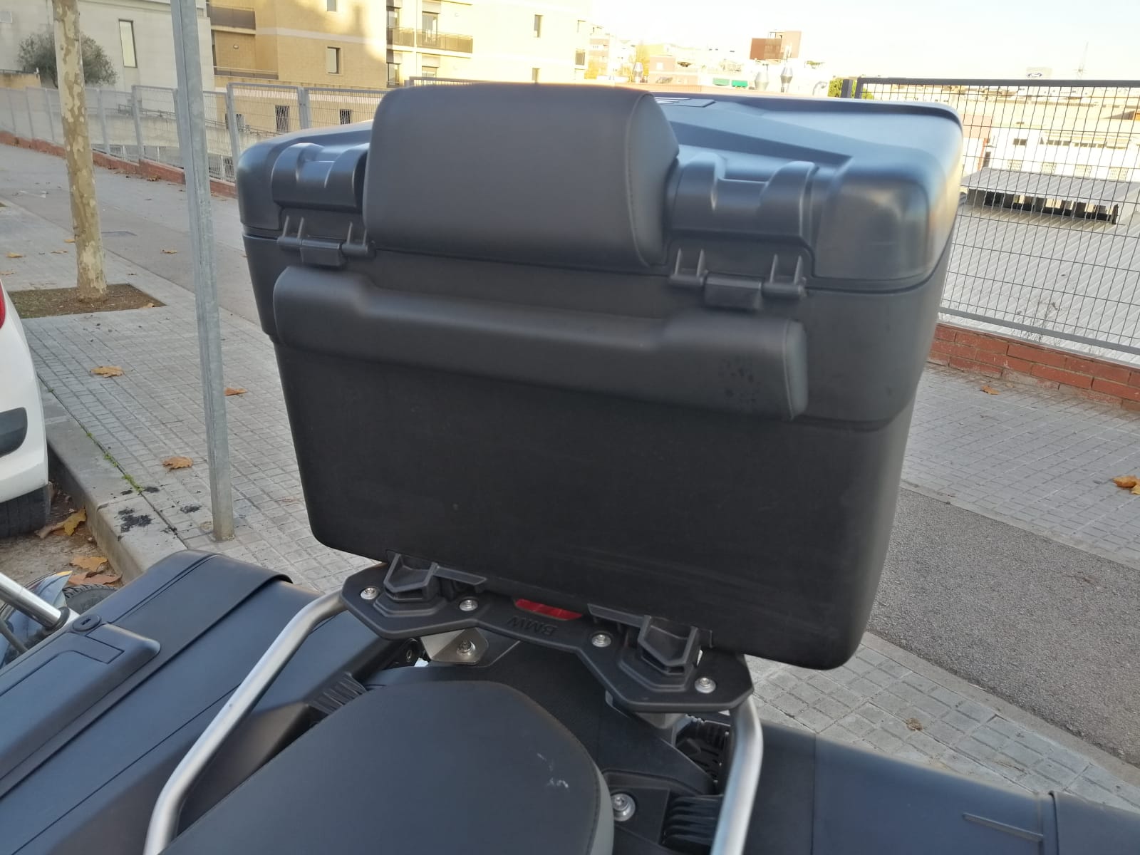 topcase vario con respaldo, precio 320 euros, sin llave.