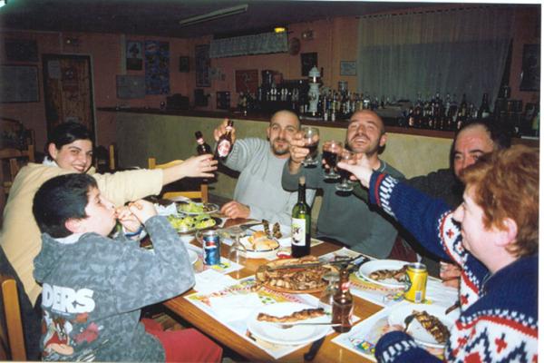 cenando en anzanigo con emilio y su familia(marzo 2003)
