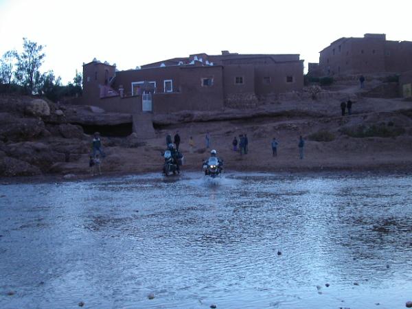 cruzando un rio en marruecos