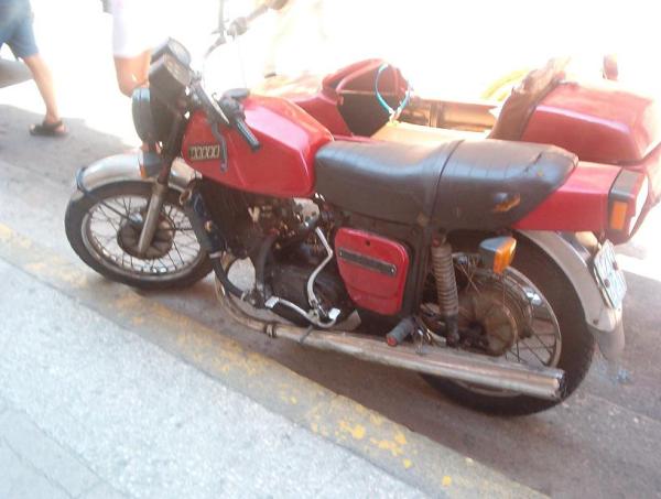 Moto en Cuba con sidecar