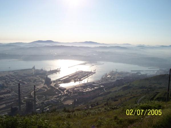 Bonita estampa del puerto de Bilbao, enfrente Las Arenas
