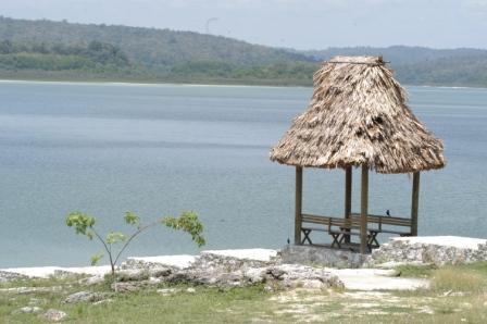 El lago Petén Itzá / Guatemala