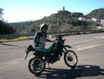 2005/12/07 Manu y su montura. ¡Le ha hecho 10.000 km en un año a una moto de 72 cc y 15 años!