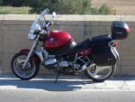 Mi moto descansando en un puente en Aranjuez