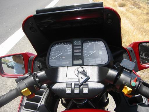 Elda02, 199, los 88888 kms de Wikom, quiero decir de su moto (nos paró en la autopista exprofeso para la foto, alucinante, esto