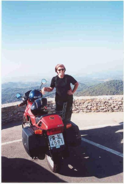 Menorca. Monte Toro estiu 2001.
Al fondo, detrás de Delfina y a unos 6327 mts, se puede observar a Carlos paseando con su RT...