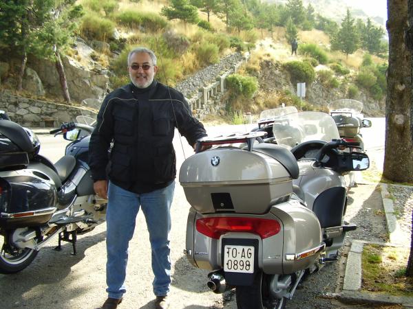 14/09/2007 Concentracion de Pateras en Gredos, Avila. Vista delantera mia... y trasera de mi moto.