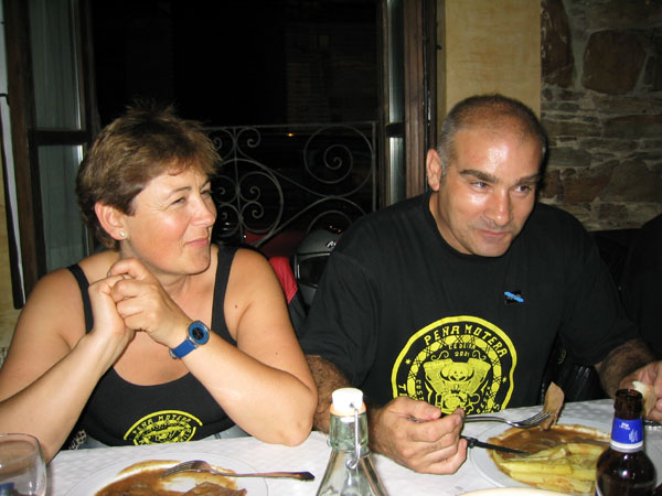 Neira y Mujer cenando en Cubas - La Bañeza 2003