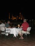 Estambul´06(Turquia) cenando con la mezquita azul de fondo, unos privilegiados.