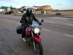 Yoni-Metumbo despues de limpiar su moto para la milenaria