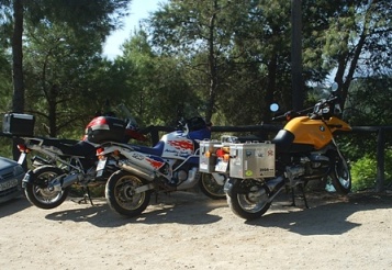 formación del Club Trail de Andalucía, algunas de las motos presentes en ese acto.