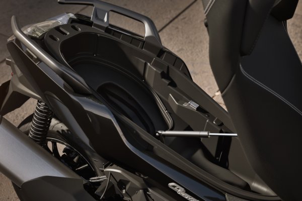 Excelente capacidad para cascos y objetos